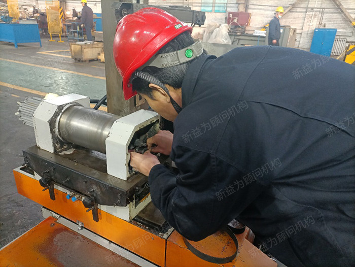 維修工維修清掃中發現故障隱患 維修工維修清掃中發現故障隱患