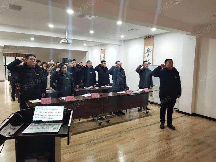 周總帶領全員進行精益推進宣誓 周總帶領全員進行精益推進宣誓